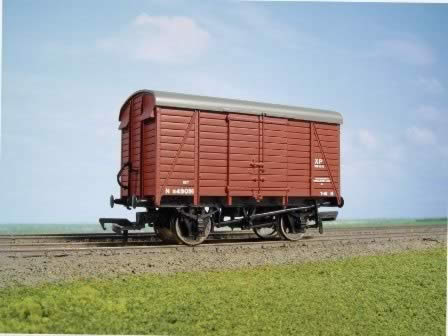 Bachmann: OO Gauge: 12 Ton Southern Planked Vent Van BR (S) Bauxite