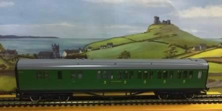 Hornby: OO Gauge: SR Brake 3rd Class Coach 3572 R4OO8