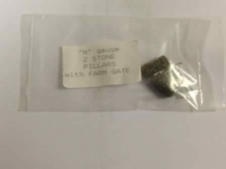 Javis: N Gauge: Pillars & Farm Gate