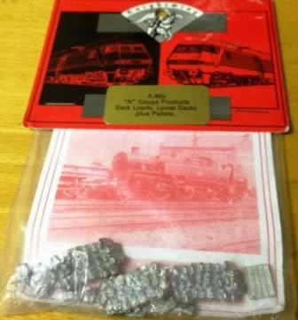 Knightwing: N Gauge: Sack Loads, Loose Sacks Plus Pallets
