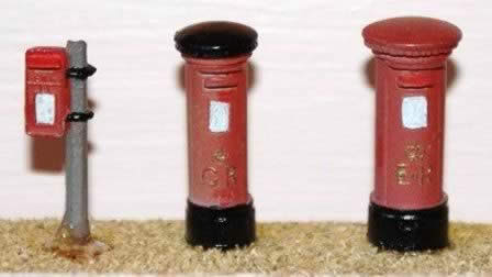 Langley: OO Gauge: 3 Assorted Pillar Boxes