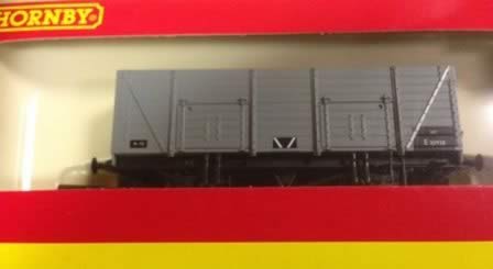 Hornby: OO Gauge: BR 9 Plank Wagon E30938