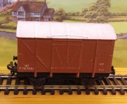 Hornby: Dublo OO Gauge: Ventilated Van 'B757051'