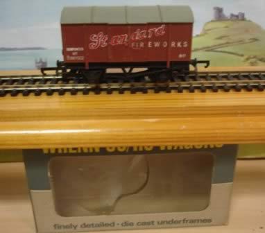 Wrenn: OO/HO Gauge: Gun Powder Van