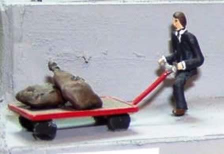 P&D Marsh: OO Gauge: Porter, Trolley & Mailbags